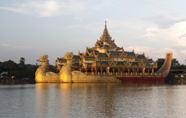 Royal yüzen Barge adlı günbatımı, Karaweik Gölü Yangon, Myanmar