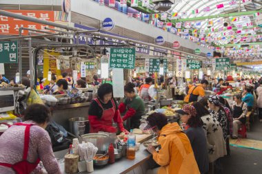 Seoul, Güney Kore - 5 Mayıs 2015: Yerel yemek yeme insanlar 