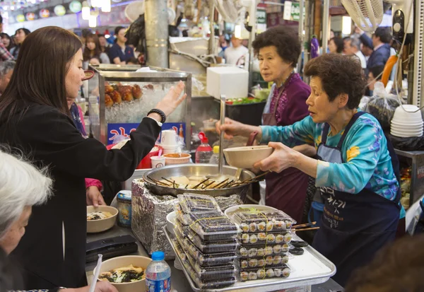 Seoul, Republic of Korea - 5 May 2015: People queing and tasting — Stock Photo, Image