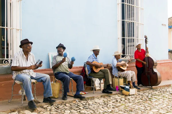 TRINIDAD, CUBA - 5 de novembro de 2015: Grupo de músicos toca no — Fotografia de Stock