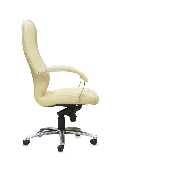 Kontorsstol från beige läder. isolerade — Stockfoto