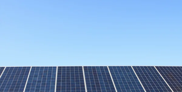 Painéis solares sobre o céu azul — Fotografia de Stock