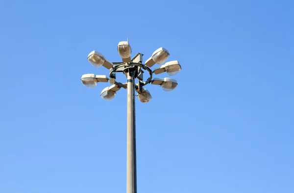 Moderne Straßenlaterne über blauem Himmel — Stockfoto