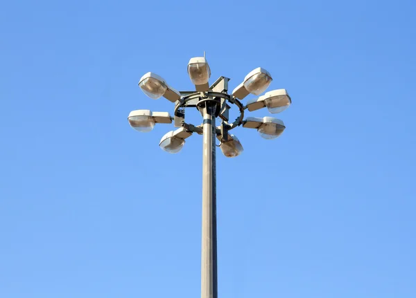 Moderne Straßenlaterne über blauem Himmel — Stockfoto