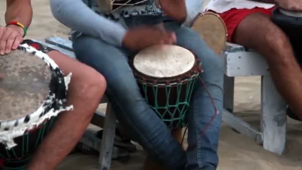 Unbekannter spielt am Strand auf Trommel. — Stockvideo