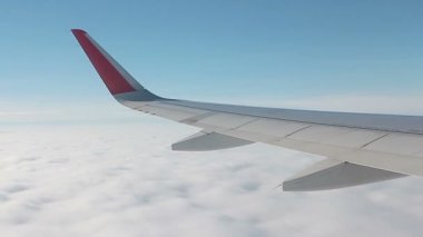 Uçağın penceresinden kanat