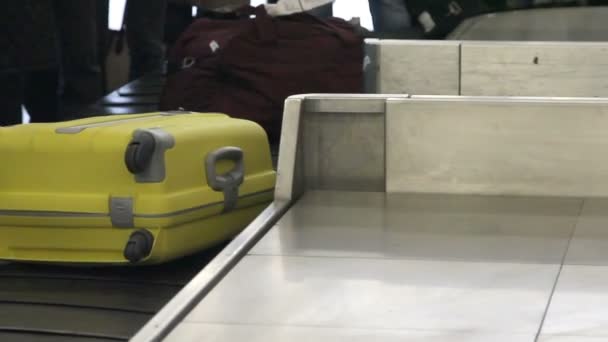 El equipaje viaja en una cinta transportadora en el aeropuerto — Vídeos de Stock