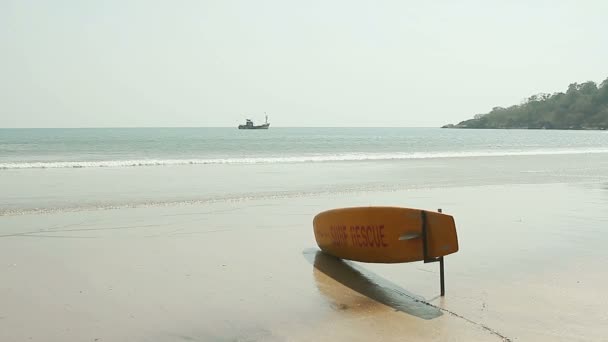 Surf Rescue tabla de surf en la playa — Vídeo de stock