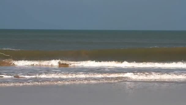 Havet vågor på stranden i Goa — Stockvideo