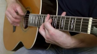 akustik gitar çalmaya en iyi oyuncusu. gitarist elleri ile müzik aleti