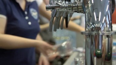 Bir bardak bira bira barın arkasında çekerek barmen