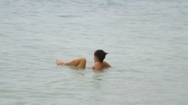 Genç ve güzel kadın sakin denizde