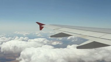 Uçak penceresinden kanat görüntüleyin