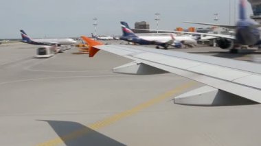 Trafik büyük yolcu uçakları ve hizmet otomobil Sheremetyevo içinde airdrome binmek. 