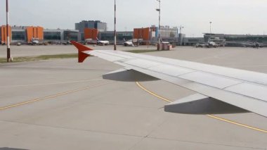 Trafik büyük yolcu uçakları ve hizmet otomobil Sheremetyevo içinde airdrome binmek. 