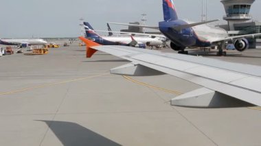 Trafik büyük yolcu uçakları ve hizmet otomobil Sheremetyevo içinde airdrome binmek. 