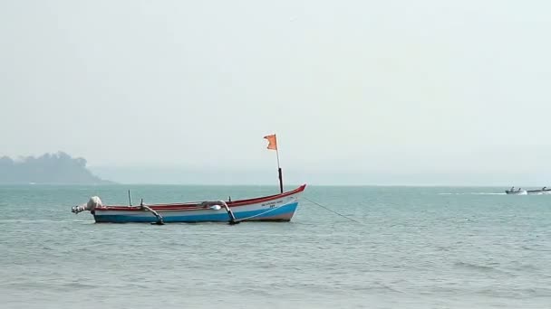 Fishing boat on the Palolem beach — Stock Video