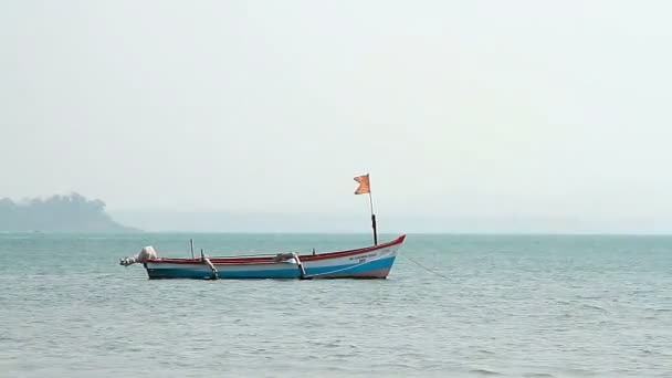 Fischerboot am Strand von Palolem — Stockvideo