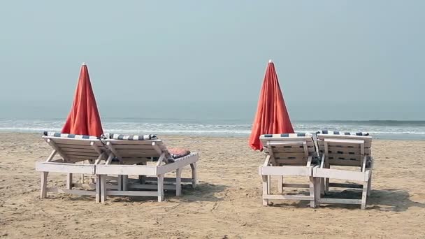 Sillas con Sombrilla cerca de la Playa — Vídeo de stock