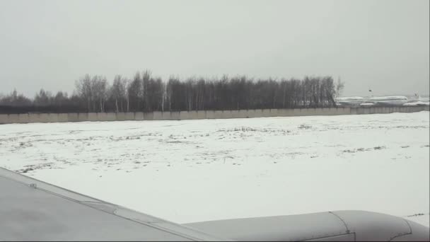 Vista de avião para o Aeroporto Internacional Domodedovo . — Vídeo de Stock