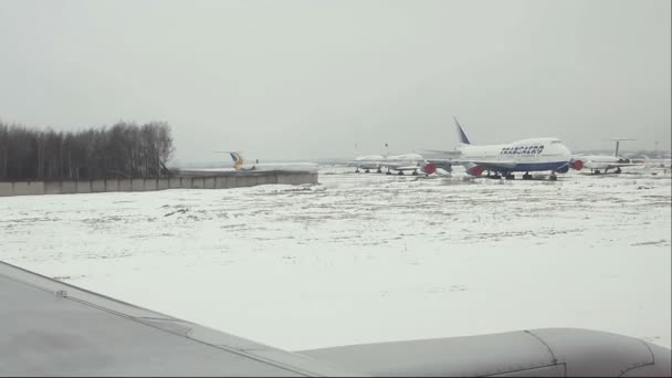 Vista de avião para o Aeroporto Internacional Domodedovo . — Vídeo de Stock