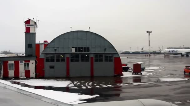 Uitzicht vanaf vliegtuig naar de Domodedovo International airport. — Stockvideo