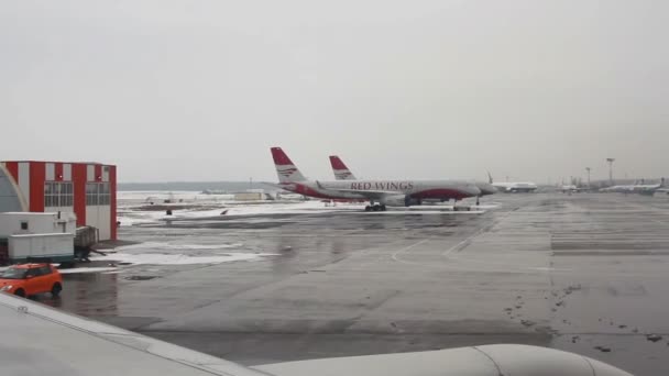Nézd a repülőgép, a Domodedovo International Airport. — Stock videók