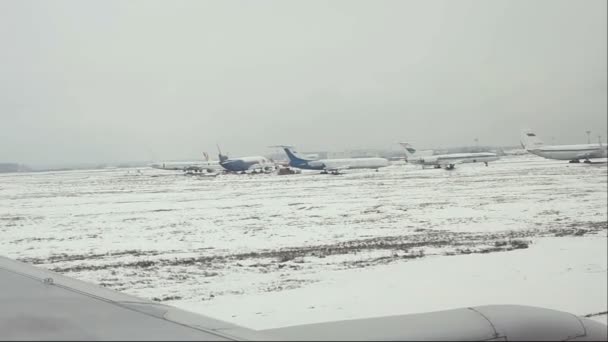 Vista de avião para o Aeroporto Internacional Domodedovo . — Vídeo de Stock