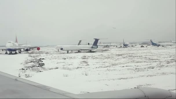 Vista de avião para o Aeroporto Internacional Domodedovo . — Vídeo de Stock