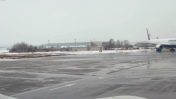 Uçaktan Domodedovo Uluslararası Havaalanı'na görüntülemek. — Stok video