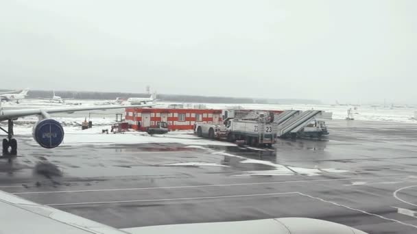 Vista dall'aereo all'aeroporto internazionale di Domodedovo . — Video Stock