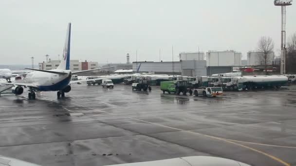 Vista desde el avión al aeropuerto internacional de Domodedovo . — Vídeo de stock