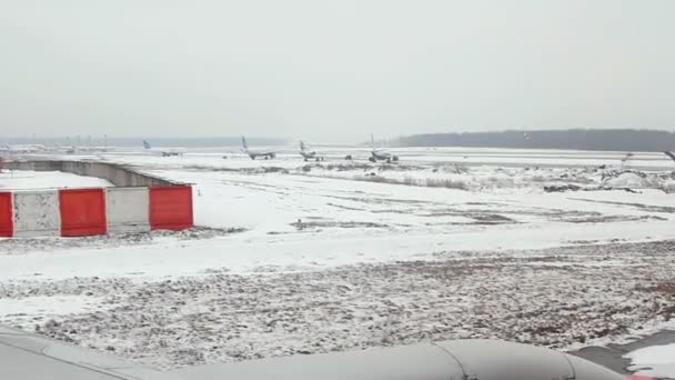 Blick aus dem Flugzeug auf den internationalen Flughafen Domodedowo. — Stockvideo