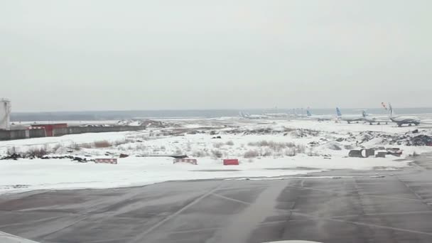 Vista desde el avión al aeropuerto internacional de Domodedovo . — Vídeo de stock