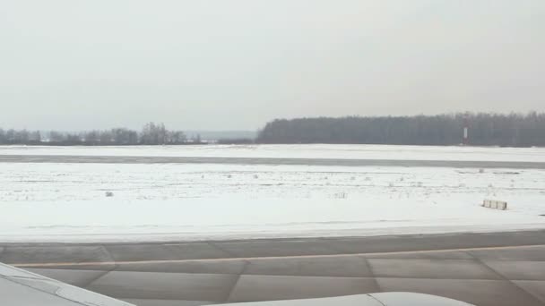 Vista desde el avión al aeropuerto internacional de Domodedovo . — Vídeo de stock