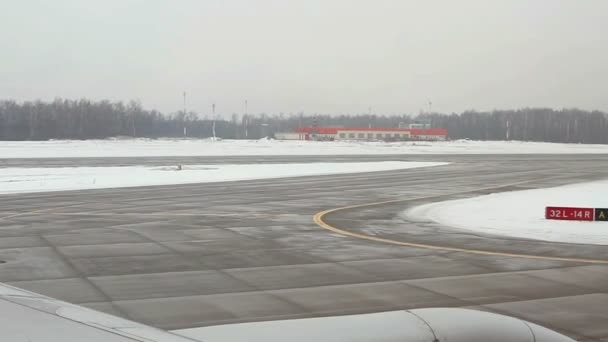 View from airplane to the Domodedovo International airport. — Stock Video