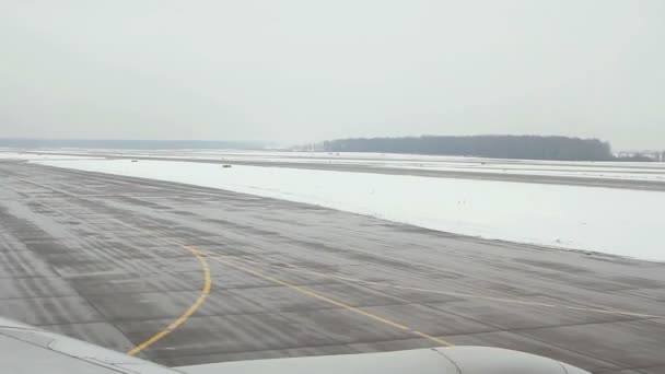 Вид з літака в аеропорт Домодєдово міжнародного. — стокове відео