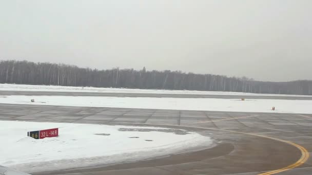 View from airplane to the Domodedovo International airport. — Stock Video