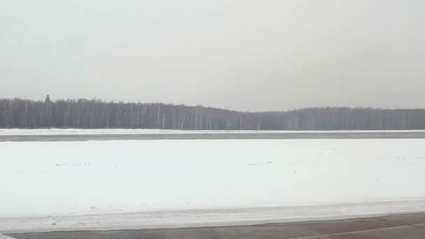 Vista desde el avión al aeropuerto internacional de Domodedovo . — Vídeo de stock