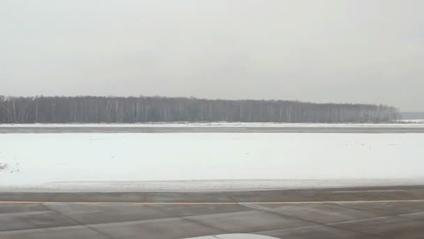 Uitzicht vanaf vliegtuig naar de Domodedovo International airport. — Stockvideo