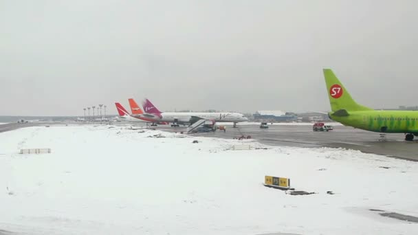 Uitzicht vanaf vliegtuig naar de Domodedovo International airport. — Stockvideo