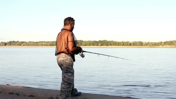 Człowiek wędkowanie na rzece — Wideo stockowe