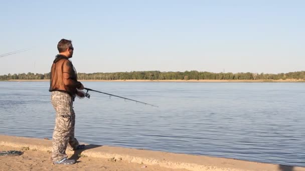 Homem Pesca Rio — Vídeo de Stock