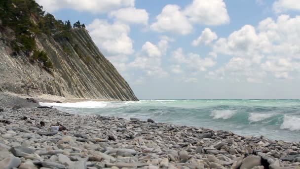 Lagon de mer près des montagnes à la belle journée ensoleillée — Video