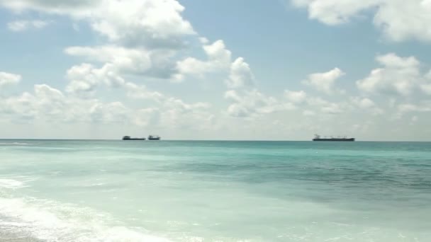 美容晴れた日に山の近くの海のラグーン — ストック動画