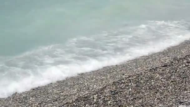 Пляжные волны самые красивые галечные Средиземное море — стоковое видео
