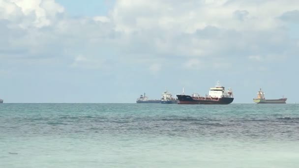 Olietanker zeilen in de zee — Stockvideo