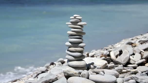 Стек з каменів дзен на пляжі — стокове відео