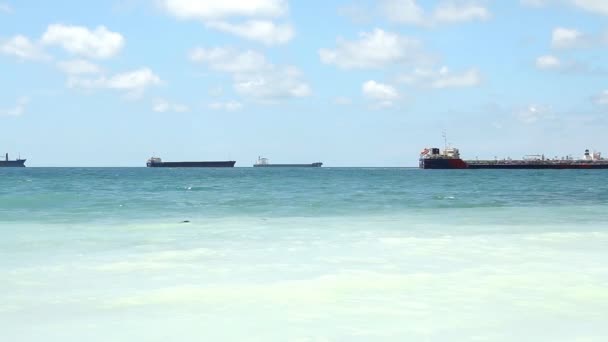 Olietanker zeilen in de zee — Stockvideo