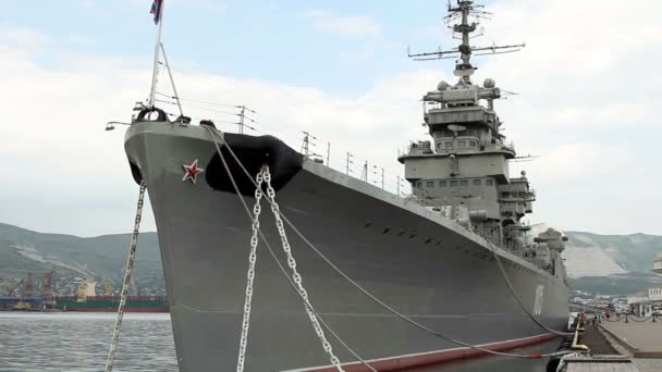 El crucero "Mikhail Kutuzov" - el barco-museo amarrado en Novorossiisk en el paseo marítimo central . — Vídeos de Stock